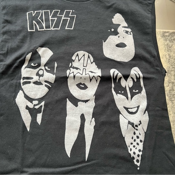 Kiss Monochrome Graphic Tee - Picture 2 of 6